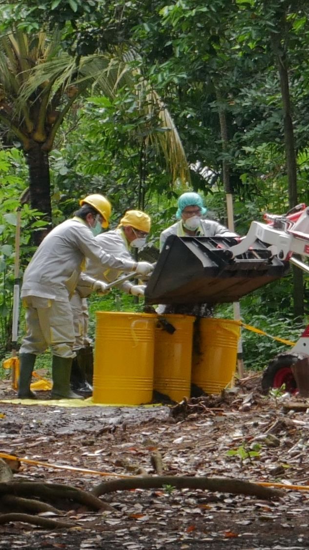 Petugas melakukan dekontaminasi zat radioaktif di Perumahan Batan Indah-Serpong.
 Foto: Jamal Ramadhan/kumparan