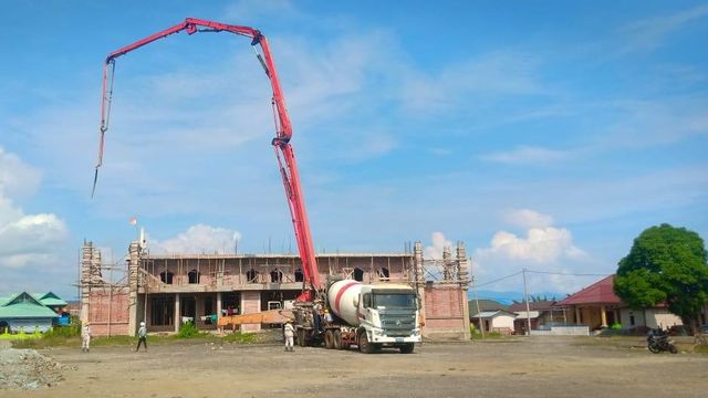 Sejumlah alat berat milik PT IMIP dikerahkan untuk membantu menyelesaikan pembangunan masjid Raya Nurul Taqwa di Kecamatan Bahodopi, Kabupaten Morowali. Foto: Dok. IMIP 