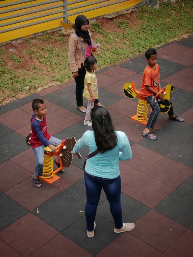 Sejumlah anak menikmati wahana permainan di area Taman Puring, Jakarta. Foto: Jamal Ramadhan/kumparan