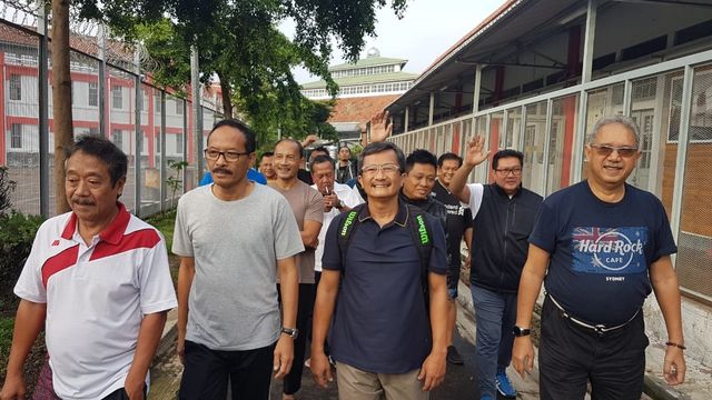 Mantan Kepala SKK Migas, Rudi Rubiandini (tengah) bebas dari Lapas Sukamiskin, Bandung. Foto: Dok. Istimewa