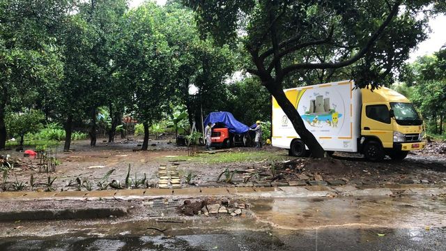 Proses pembersihan zat radioaktif di Perumahan Batan Indah, Serpong, Tangerang Selatan, dihentikan sementara karena hujan, Minggu (16/2). Foto: Raga Imam/kumparan