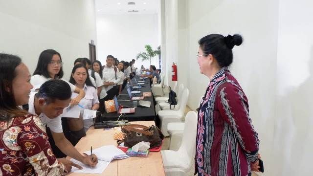 Bupati Kabupaten Kepulauan Sitaro, Evangelian Sasingen saat meninjau langsung pelaksanaan tes SKD CPNS awal Februari 2020 lalu