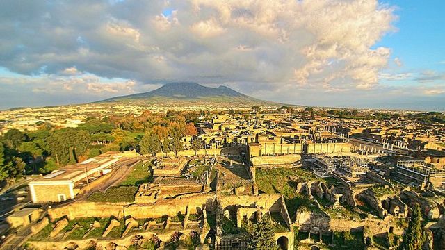 Foto: Kota Pompeii yang Makmur dengan Gunung Vesuvius di Belakangnya