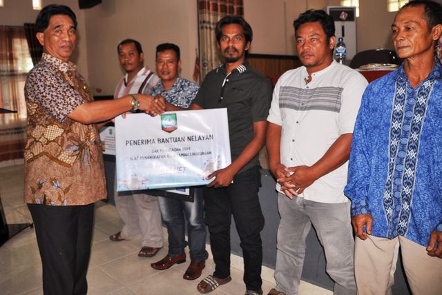 Bupati Belitung Timur, Yuslih saat menyerahkan bantuan kepada para nelayan.