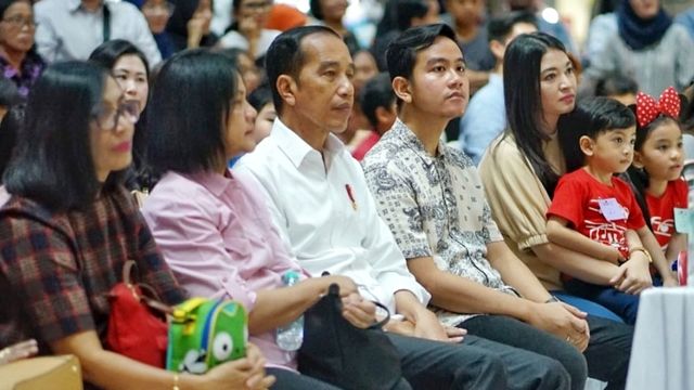 Jokowi antar Jan Ethes pentas musik