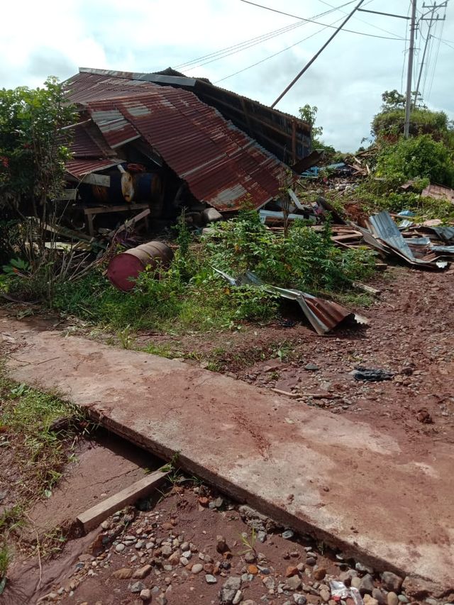 Rumah milik Albina yang mengalami rusak parah setelah ditabrak dump truck. Foto: Dok. Satlantas Polres Sekadau