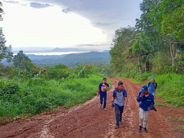 Jalur tanjakan licin pun cukup menantang untuk ditaklukan dalam perjalanan hiking kali ini, Minggu (16/2) | Foto : Sidik Aryono/Lampung Geh