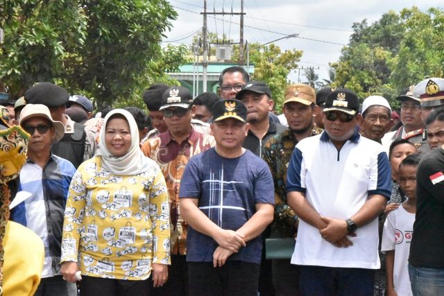 Gubernur Kalteng Sugianto Sabran saat berkunjung ke Begayap pesisir. Fiyya/InfoPBUN