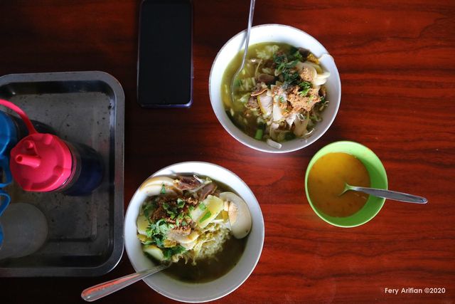 Dua porsi soto ayam. (Foto: Fery Arifian)