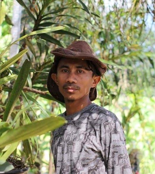 Andarias, pemuda Desa Tondok Bakaru, sukses mengembangkan budidaya anggrek di desanya. Foto: Frendy/sulbarkini