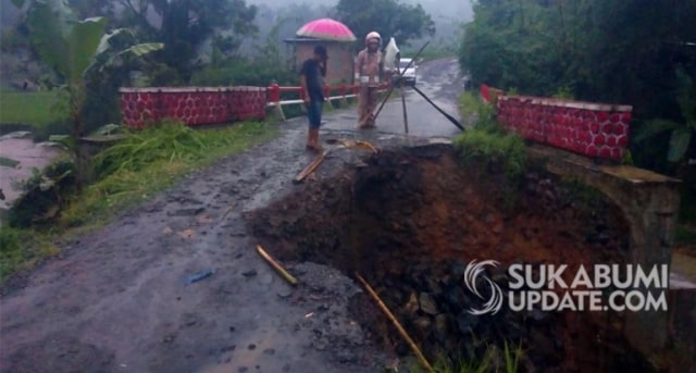 Jalan penghubung Desa Bojongkalong, Bojongsari dan Sukamaju Kecamatan Nyalindung, Kabupaten Sukabumi longsor akibat tergerus arus Sungai Citalahap yang meluap setelah diguyur hujan deras, Minggu (16/2/2020). | Sumber Foto:Istimewa