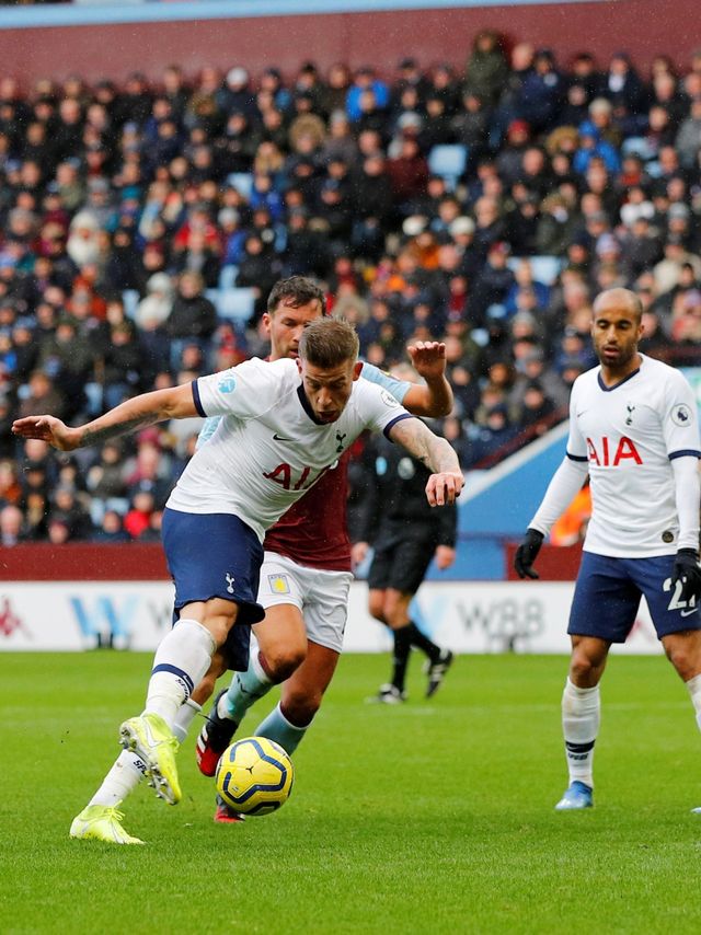 Pemain Tottenham Hotspur, Toby Alderweireld saat mencetak gol pertama mereka. Foto: REUTERS/Phil Noble
