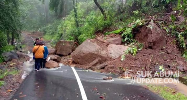 Akses jalan terisolir akibat Tebing Cipeucang, Desa Mekarsakti, Kecamatan Ciemas, Kabupaten Sukabumi longsor, Minggu (16/2/2020). | Sumber Foto:Istimewa