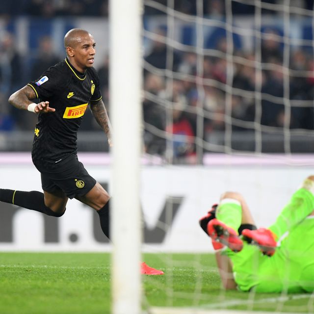 Ashley Young (kiri) berhasil membuat kiper Lazio, Thomas Strakosha, mati langkah. Foto: REUTERS/Alberto Lingria