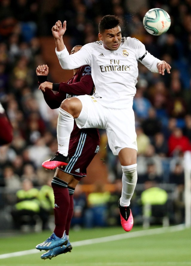 Casemiro melakukan duel udara di laga Real Madrid vs Celta Vigo, Senin (17/2/2020). Foto: REUTERS/Sergio Perez