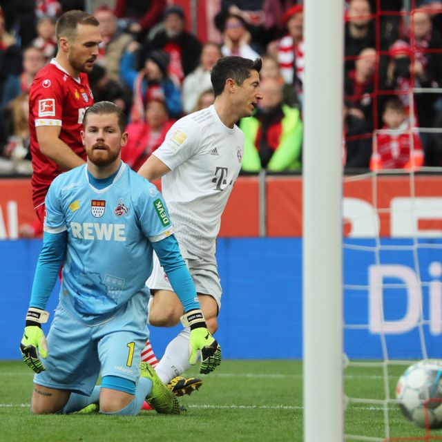 Robert Lewandowski (kanan) usai membobol gawang FC Koeln. Foto: REUTERS/Wolfgang Rattay