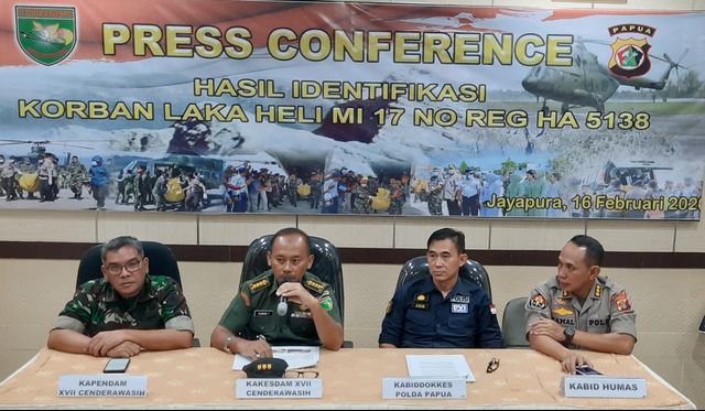 Keterangan pers hasil identifikasi korban helikopter MI 17 di Rumah Sakit Bhayangkara Polda Papua. (BumiPapua.com/Liza Indriyani) 