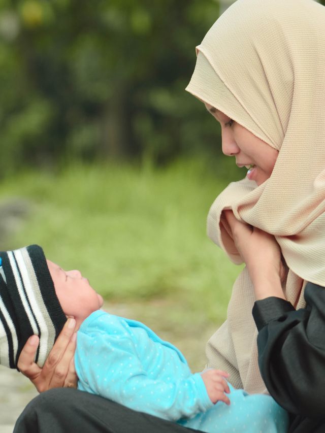 Ilustrasi ibu menyusui mengenakan hijab. Foto: Shutter Stock