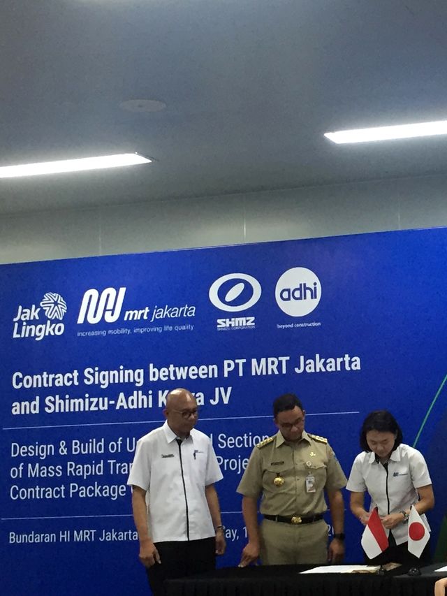 Gubernur DKI Jakarta Anies Baswedan (tengah) menghadiri penandatangan kerja sama pembangunan kontruksi MRT Fase 2. Foto: Moh Fajri/kumparan