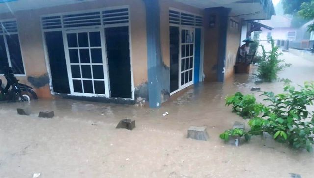 Banjir merendam belasan rumah warga dan sekolah di Desa Cibingbin dan Desa Dukuhbadag Kecamatan Cibingbin Kabupaten Kuningan akibat Sungai Cijangkelok meluap, Minggu (16/02/2020) sore kemarin. (Andri Yanto)