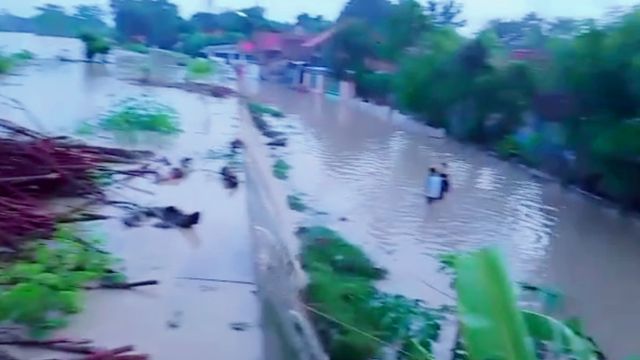 Sejumlah desa di Losaro, Brebes terendam banjir akibat jebolnya tanggul Sungai Cisanggarung. (Foto: Istimewa)