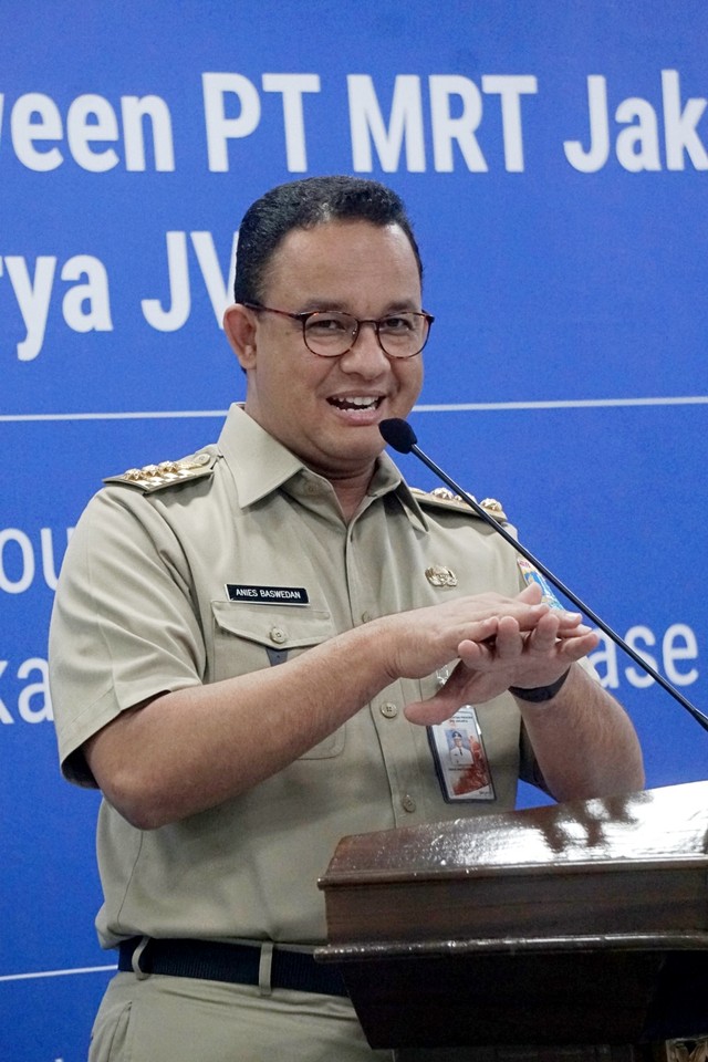 Gubernur DKI Jakarta Anies Baswedan memberi sambutan di acara Penandatanganan kontrak kerja sama pembangunan MRT Fase 2 di Stasiun MRT  Bundaran HI. Foto: Fanny Kusumawardhani/kumparan