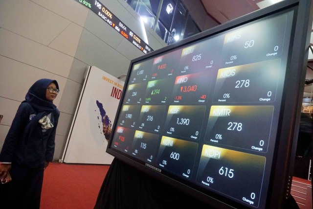Investor melihat layar monitor Indeks Harga Saham Gabungan (IHSG). Foto:  Irfan Adi Saputra/kumparan