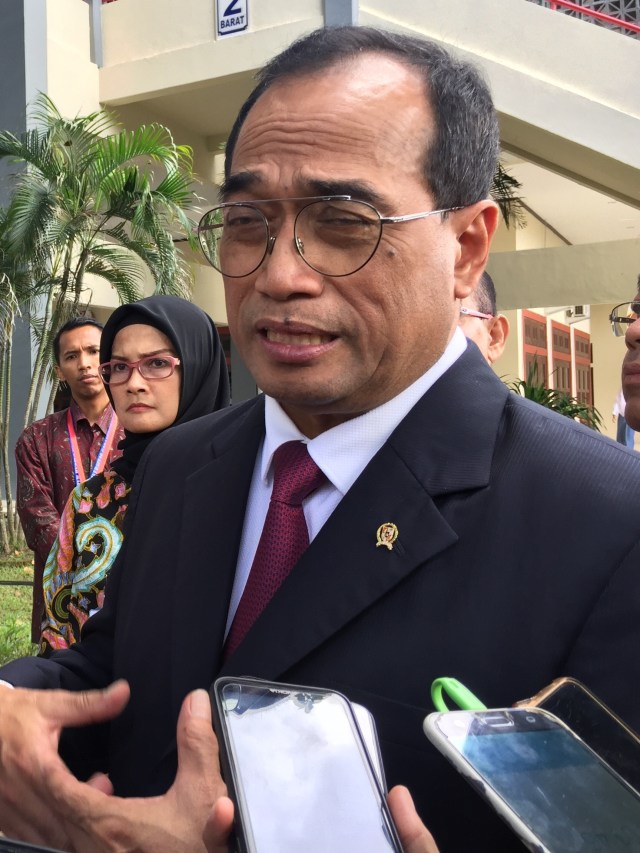 Menteri Perhubungan Budi Karya Sumadi menjawab pertanyaan wartawan. Foto: Arfiansyah Panji Purnandaru/Kumparan