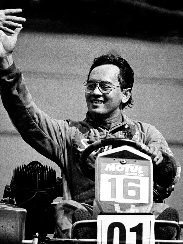 Pembalap Tonny Sudarsono usai melakukan "victory lap" setelah memenangi salah satu kelas dalam "Indonesia Kart 1991" di Silang Monas Jakarta, Minggu (3/3/1991). Foto: ANTARA/PU14/Koz/hp/NA/91
