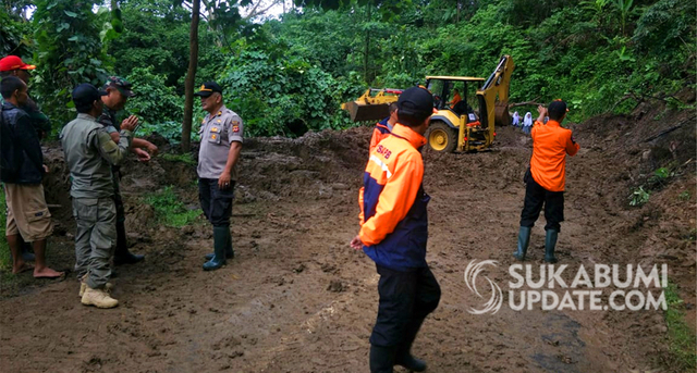 Pembersihan material longsor di Cipeucang, Desa Mekarsakti, Kecamatan Ciemas, Kabupaten Sukabumi, Senin (17/2/2020). | Sumber Foto:Istimewa