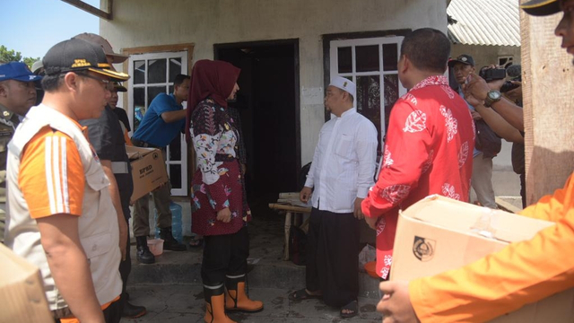 Bupati Jember Faida saat mengunjungi korban banjir di pondok pesantren di Jember. Foto: kumparan