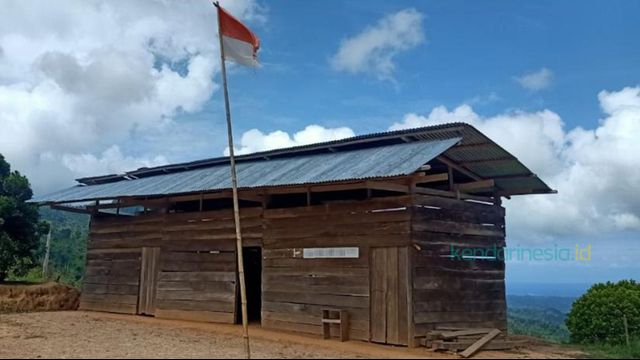 Kondisi Sekolah Kelas Jauh SD Negeri 1 Mataleuno, Desa Lengkong Batu, Kecamatan Pakue Tengah, Kabupaten Kolut, Sultra. Foto: Lukman Budianto/kendarinesia.