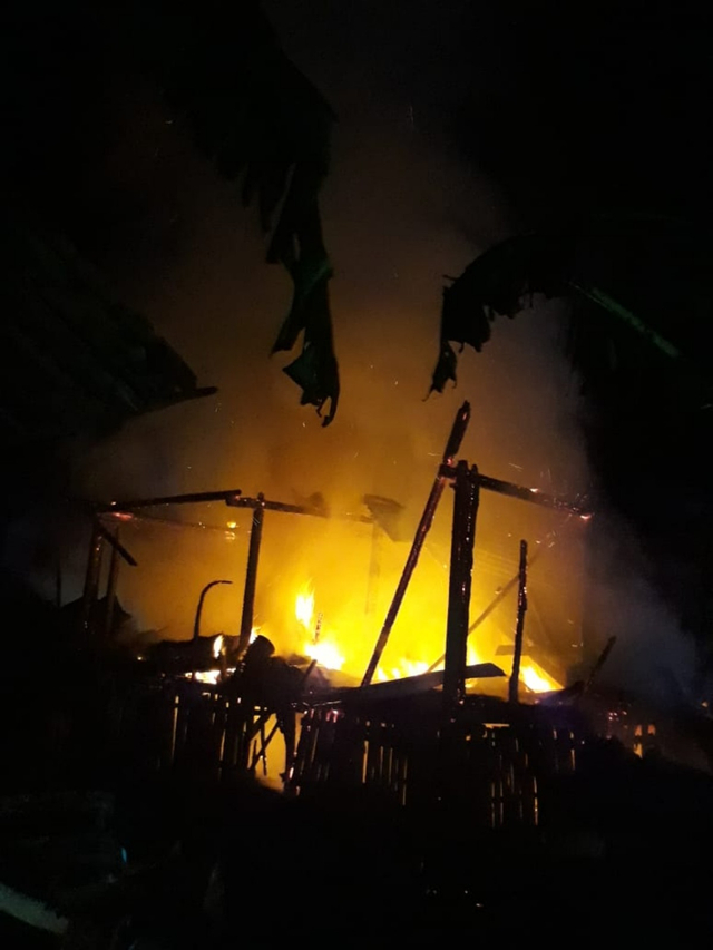 Rumah dibakar di Dompu, NTB. Foto: Ardyan/Info Dompu