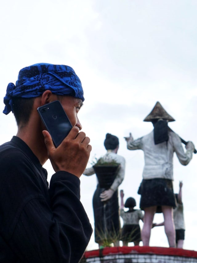 Warga Baduy menggunakan telepon genggam di Kampung Baduy Luar, Lebak, Banten. Foto: Helmi Afandi/kumparan