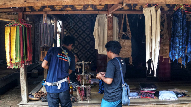 Pengunjung melihat-lihat cenderamata yang dijual warga di Kampung Baduy Luar, Lebak, Banten. Foto: Helmi Afandi/kumparan