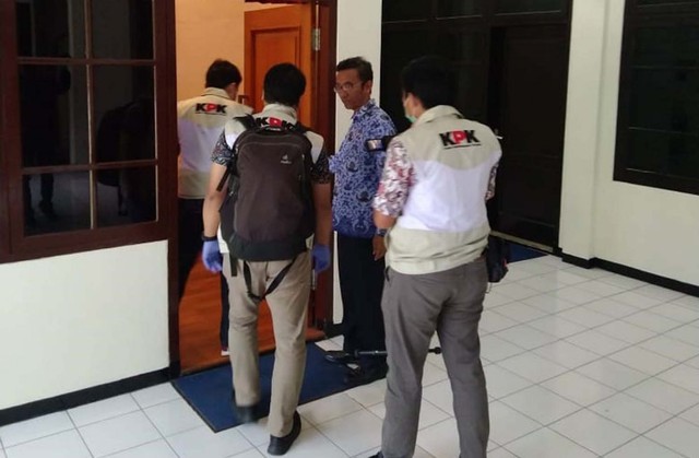 Penyidik KPK saat masuk ke salah satu ruangan di Gedung DPRD Tulungagung. Dok: Jatimnow