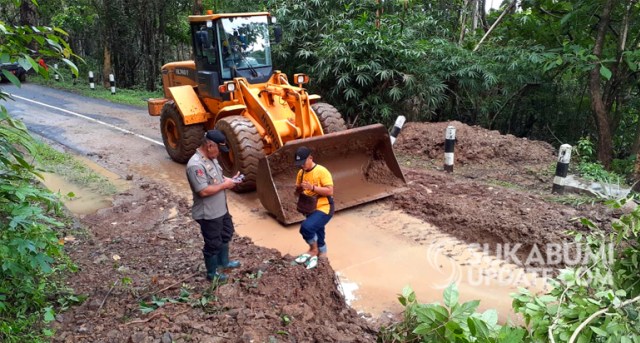 Pembersihan material longsor di Cipeucang, Desa Mekarsakti, Kecamatan Ciemas, Kabupaten Sukabumi, Senin (17/2/2020). | Sumber Foto:Istimewa