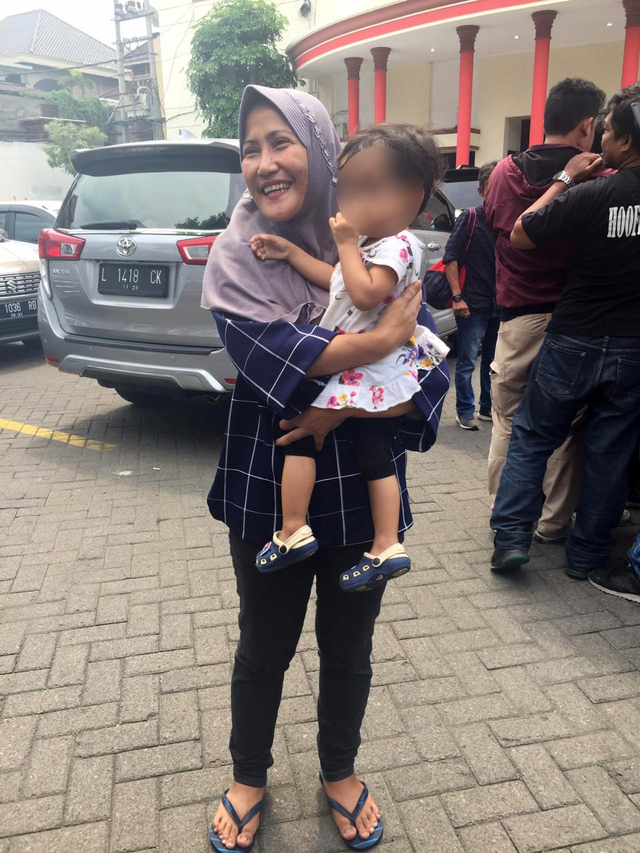 Penghina Risma pulang dari tahanan Polrestabes Surabaya. Foto: Yuana/kumparan