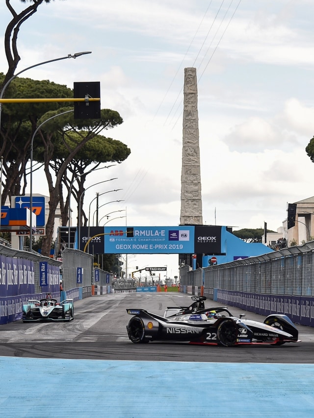 Suasana perkotaan yang tersaji saat E-Prix Roma musim Formula E musim 2018-2019. Foto: AFP/ ANDREAS SOLARO