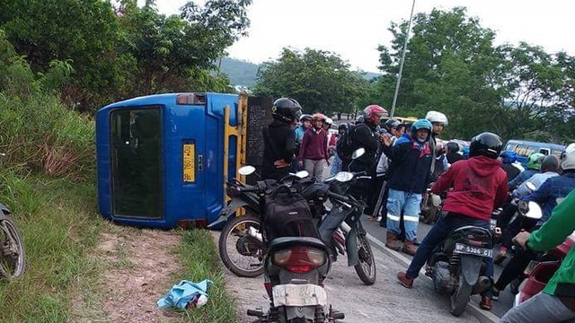 Mobil Bimbar (Angkot) yang terlibat kecelakaan di Bukit Dieng, Batam dan menewaskan satu orang wanita, Senin (17/2). Foto: Istimewa