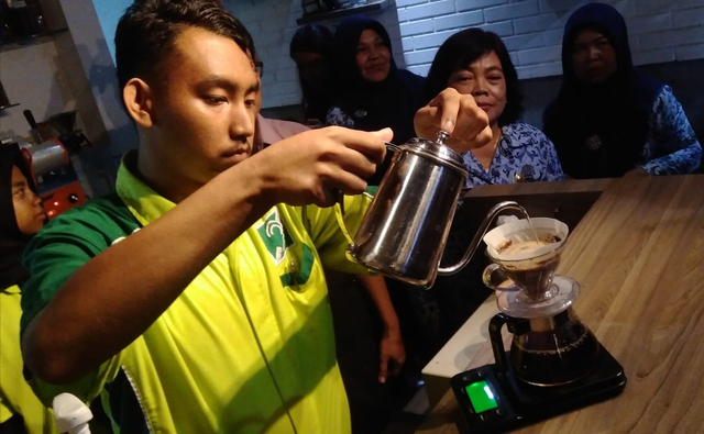 Remaja berkebutuhan khusus menjalani latihan dasar menjadi barista di Kroesel House of Coffee Surabaya. Foto : Masruroh/Basra