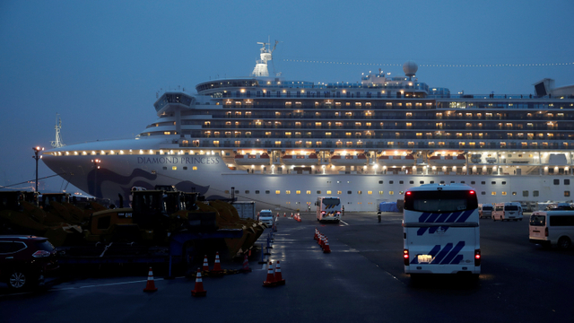 Kapal pesiar Diamond Princess yang dikarantina di Pelabuhan Yokohaman, Tokyo, Jepang. Foto:  AP Photo / Jae C. Hong