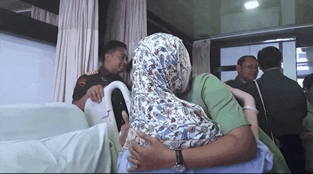 Jendral Andika menangis saat melakukan kunjungan ke prajuritnya Foto: Dok. Youtube TNI AD