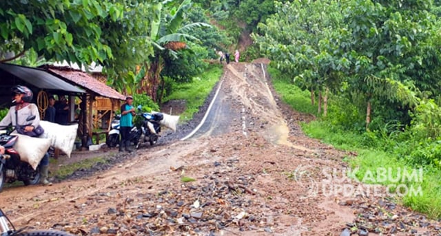 Peristiwa longsor di kawasan Sukabumi Selatan yang sempat menutup akses Geopark Ciletuh, Minggu (16/2/2020) menyorot perhatian Bupati Sukabumi, Marwan Hamami. | Sumber Foto:Istimewa