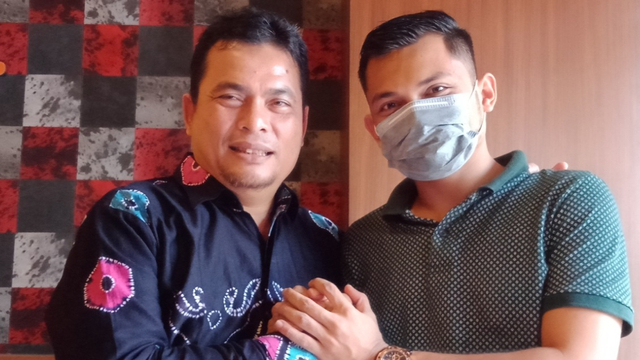 Penyebar video hoax pasien corona di RSUP Adam Malik berinisial F (kanan) berjabat tangan dengan Kadinkes Sumatera Utara, Alwi usai minta maaf. Foto: Dok. Istimewa