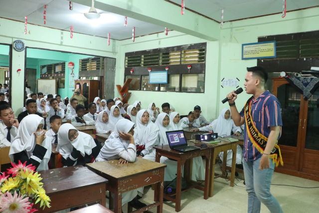 Pelajar SMK Hikmah Yapis Dok V Jayapura dapat pelajaran tambahan menangkal hoaks di media sosial. (Dok: Polda Papua)