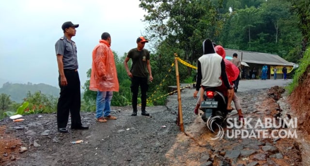 Ruas jalan di lokasi tanah retak Kampung Gunungbatu, Desa Kertaangsana, Kecamatan Nyalindung, Kabupaten Sukabumi ditutup, tak bisa dilalui kendaraan roda empat, Minggu (16/2/2020). | Sumber Foto:Istimewa