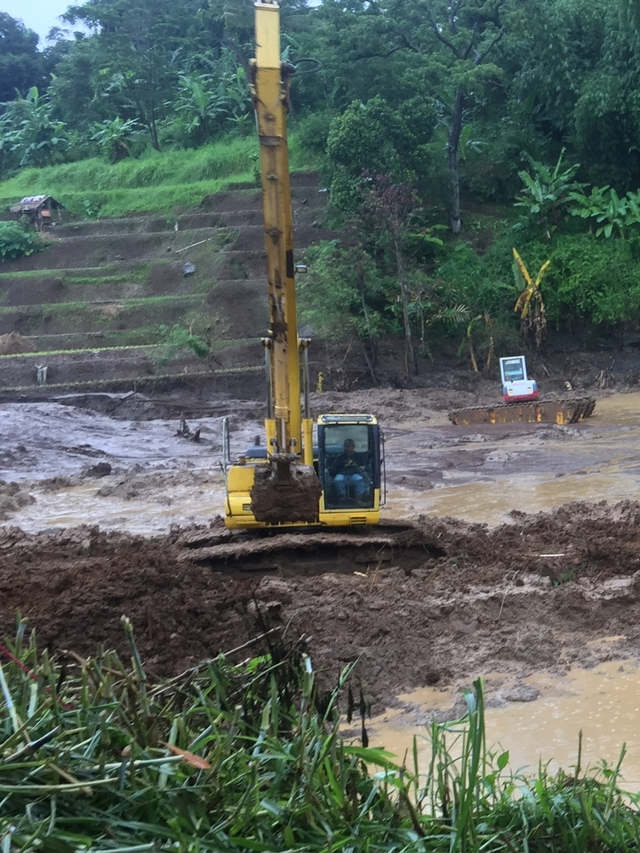 Alat berat berada di lokasi longsor, di dekat Tol Cipularang KM 118. Foto: Moh Fajri/kumparan