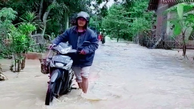 Sejumlah desa di Kecamatan Losari, Kabupaten Brebes Brebes terendam banjir, Senin, 17 Februari 2020 pagi. 