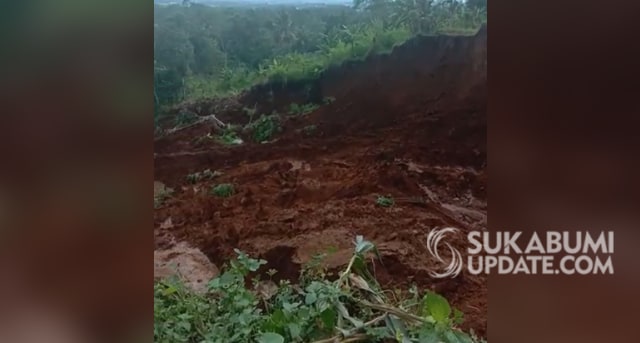 Lahan persawahan dengan luas kurang lebih sekitar setengah hektar di Kampung Cilutung, Desa Lebaksari, Kecamatan Parakansalak, Kabupaten Sukabumi, rusak diterjang longsor, Senin (17/2/2020). | Sumber Foto:Syahrul Himawan
